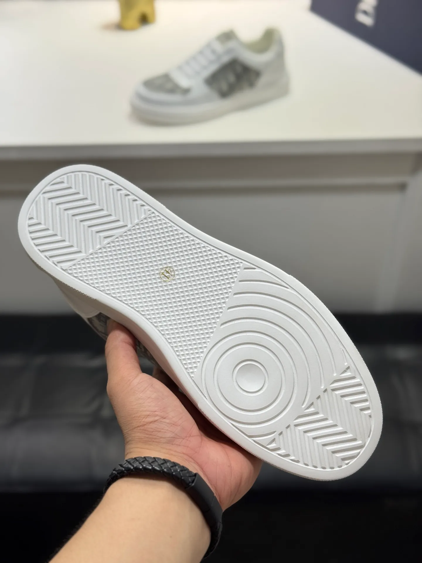 Men's men's shoes 💰400 [New model] 🌂🌂Dior (Dior) 🆕 Low-top casual shoes, carefully made of first-layer cowhide with canvas, comfortable and breathable ~ rubber soles, enhance style. Fashionable and versatile, it can complement any look. Featuring an exquisite design that is uniquely dynamic and modern, this shoe is part of Dior's legacy and embodies modern elegance. Size: 38-44 (45 customized